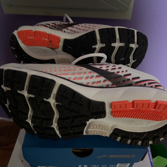 Women’s Brooks sneakers size 7.5 - Picture 3 of 4